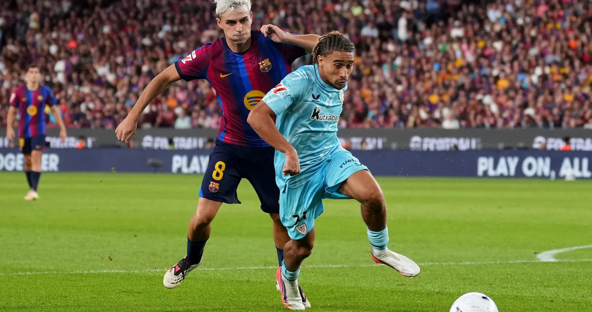 Jugador del Barcelona persiguiendo a oponente en el campo