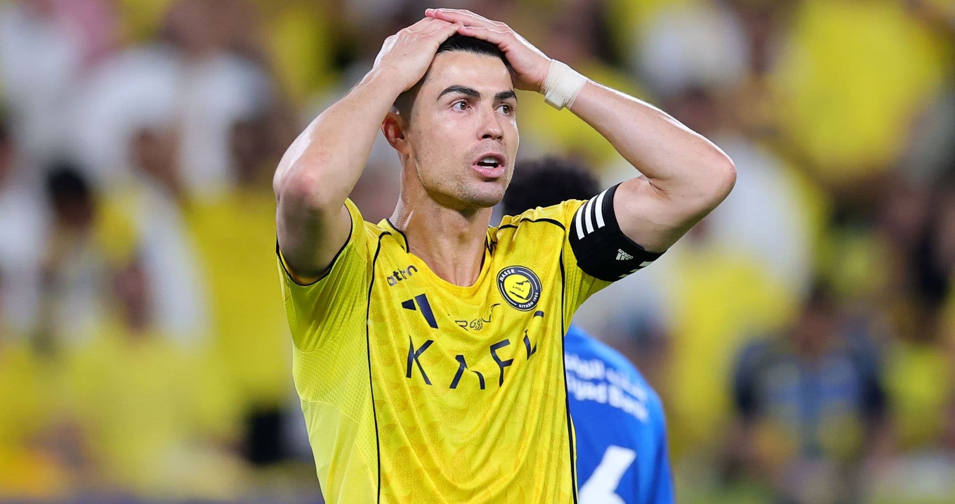 Jugador sosteniendo la cabeza durante el partido