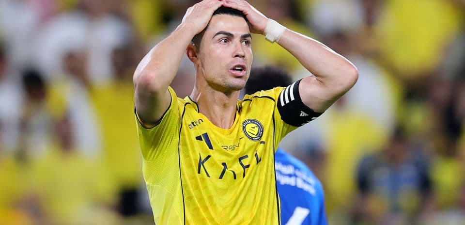 Jugador sosteniendo la cabeza durante el partido