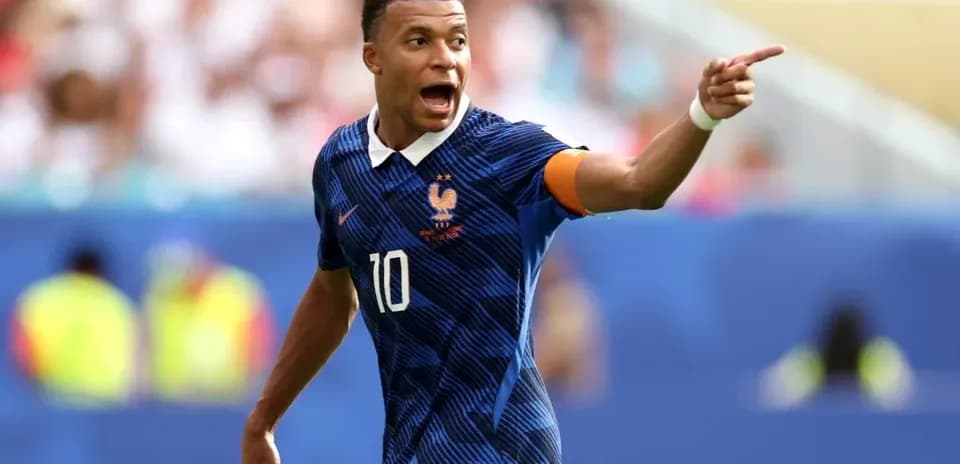 Jugador de Francia señalando durante un partido