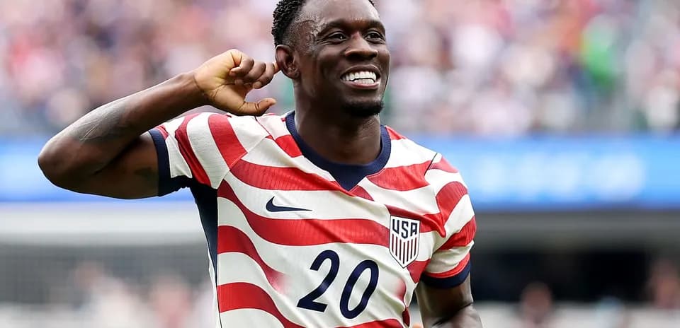 Jugador celebrando con camiseta de Estados Unidos