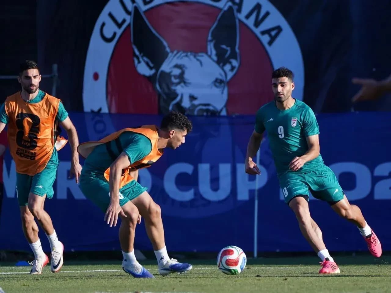 Jugadores de Irán entrenando para el Mundial 2026
