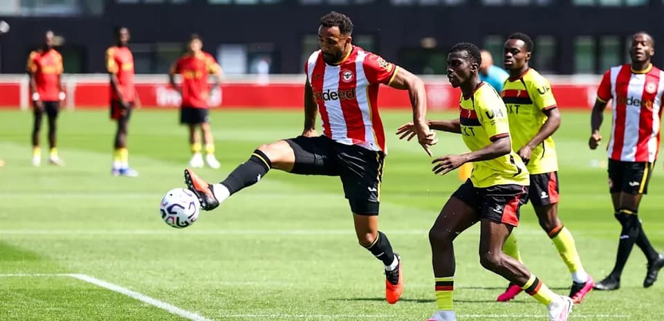 Jugadores de Brentford y Watford en acción durante partido