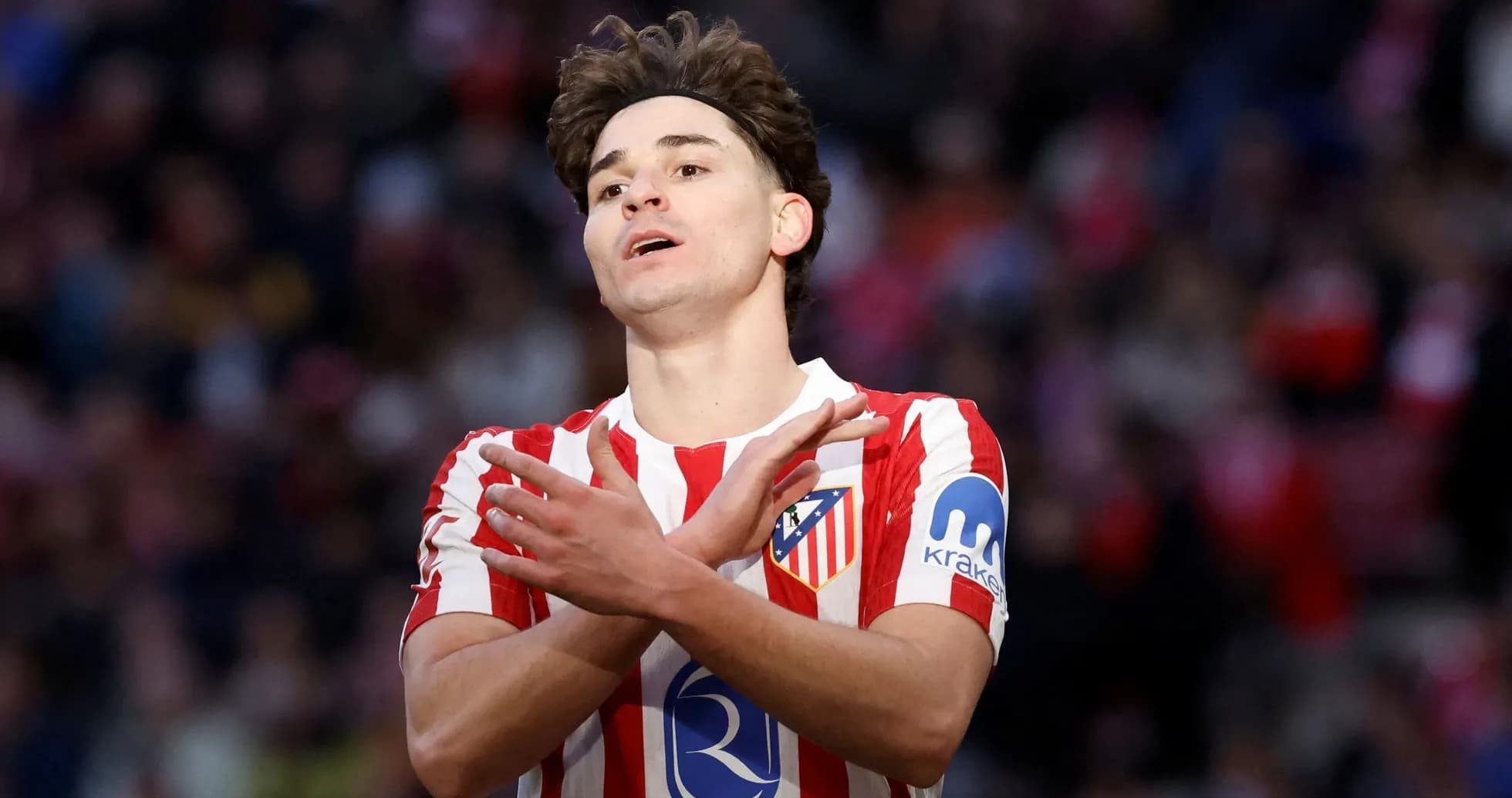 Jugador de Atlético de Madrid gesticulando en el campo