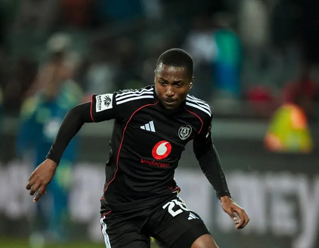 Jugador de Orlando Pirates corriendo durante un partido Jugador de Orlando Pirates corriendo durante un partido