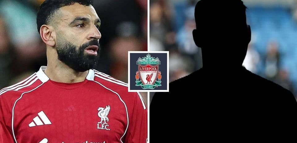 Jugador de Liverpool en camiseta roja y silueta oscura
