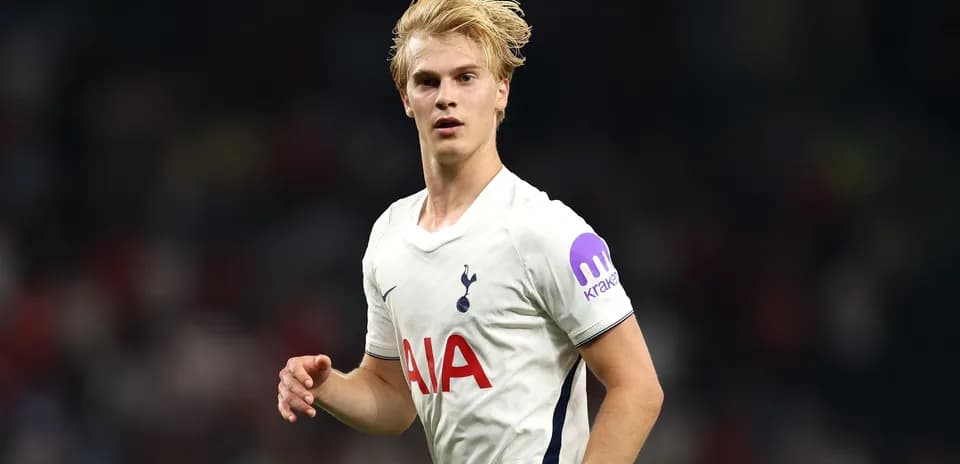 Jugador de Tottenham corriendo durante el partido
