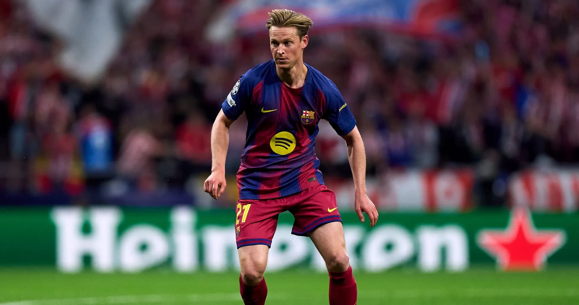 Jugador de Barcelona corriendo en el campo de fútbol