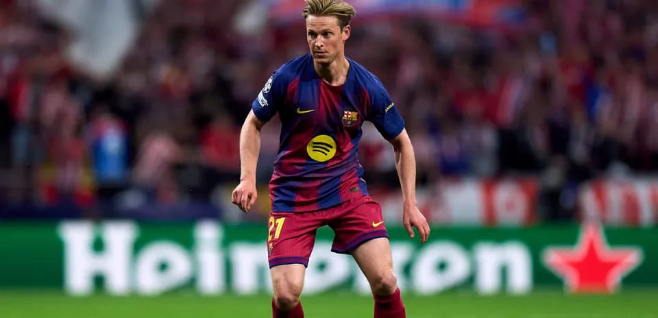 Jugador de Barcelona corriendo en el campo de fútbol