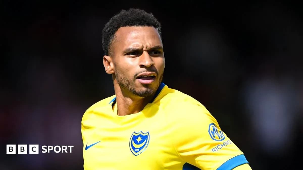 Jugador de Portsmouth en acción durante el partido