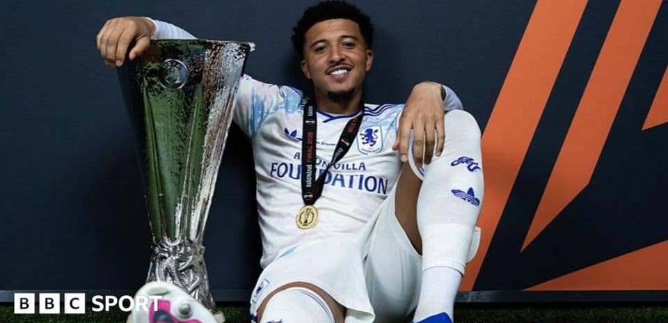 Jugador posando con trofeo de la Europa League