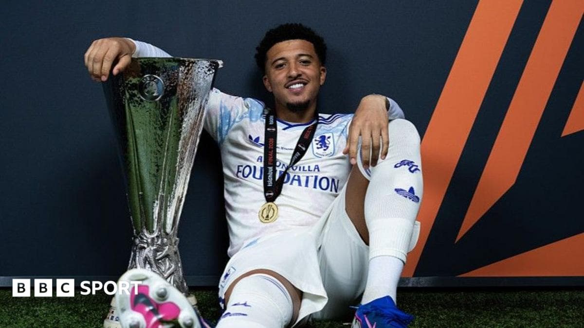 Jugador posando con trofeo de la Europa League