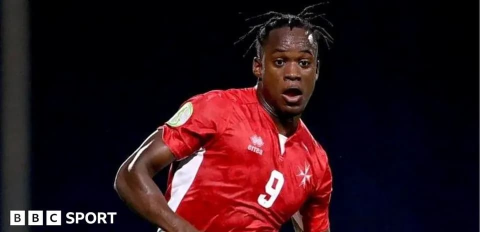 Jugador de fútbol en acción con camiseta roja