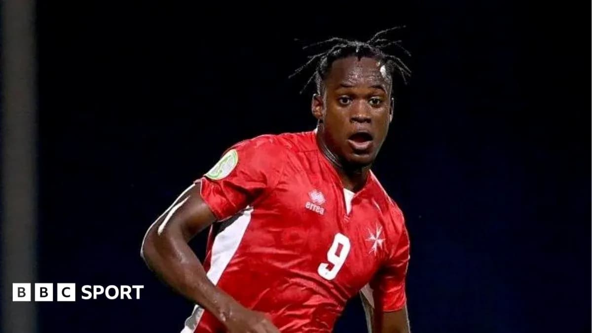 Jugador de fútbol en acción con camiseta roja