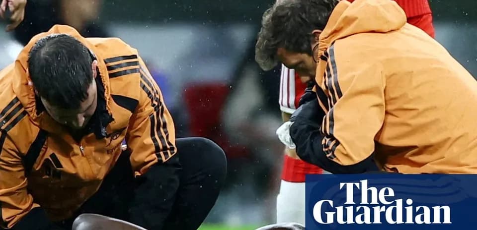 Dos médicos atendiendo a un jugador lesionado