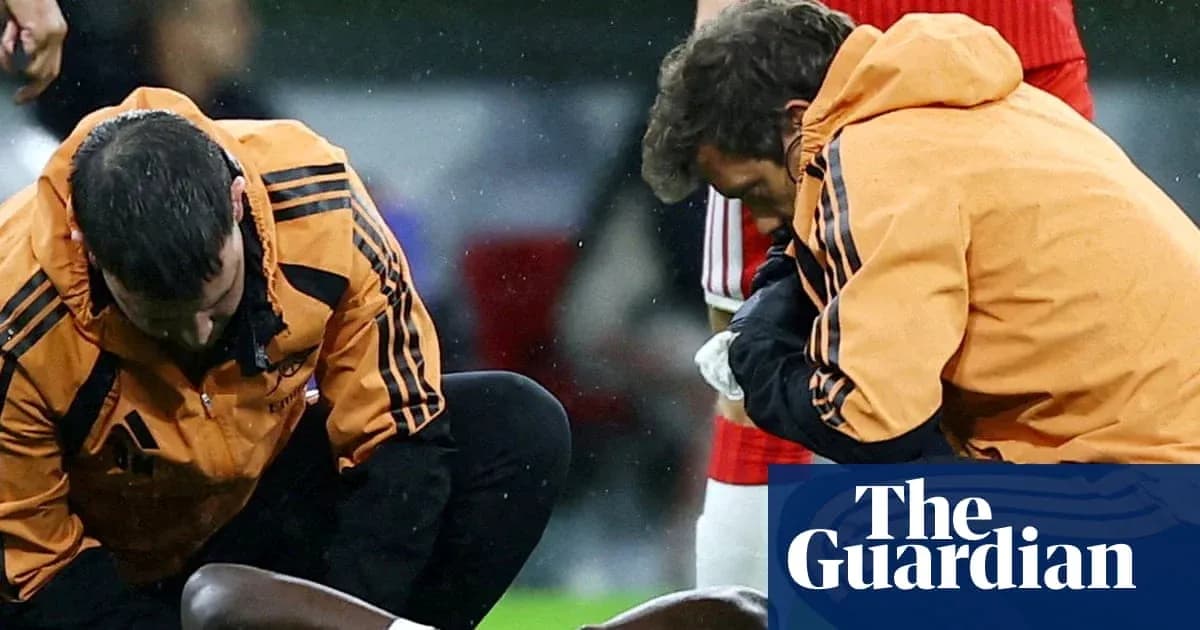 Dos médicos atendiendo a un jugador lesionado