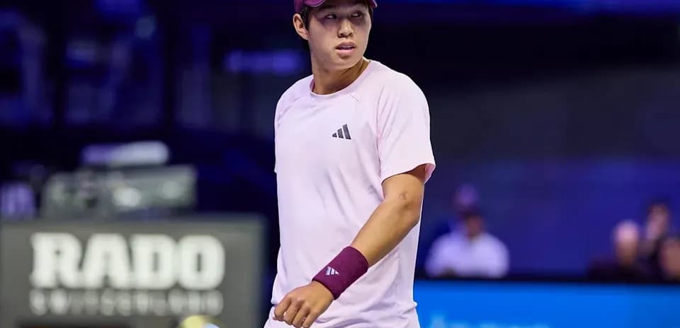 Jugador de tenis en cancha con camiseta rosa