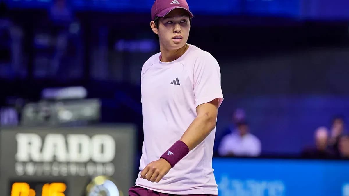 Jugador de tenis en cancha con camiseta rosa