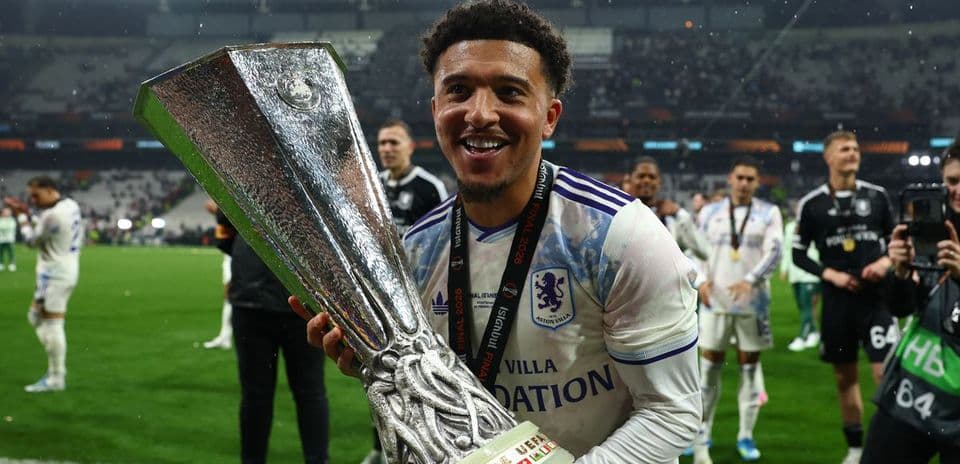 Jugador sosteniendo trofeo de la Europa League