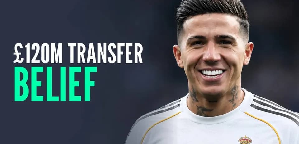 Jugador de fútbol sonriente con camiseta del Real Madrid