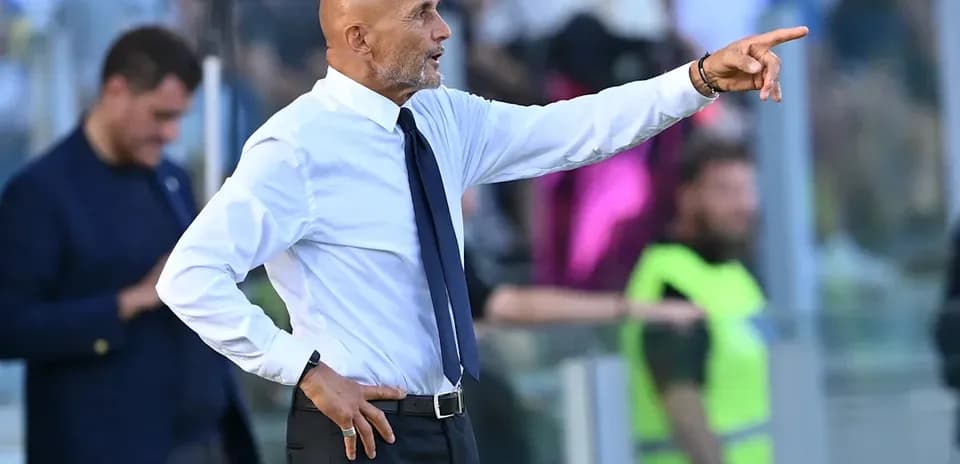 Entrenador dando instrucciones durante el partido