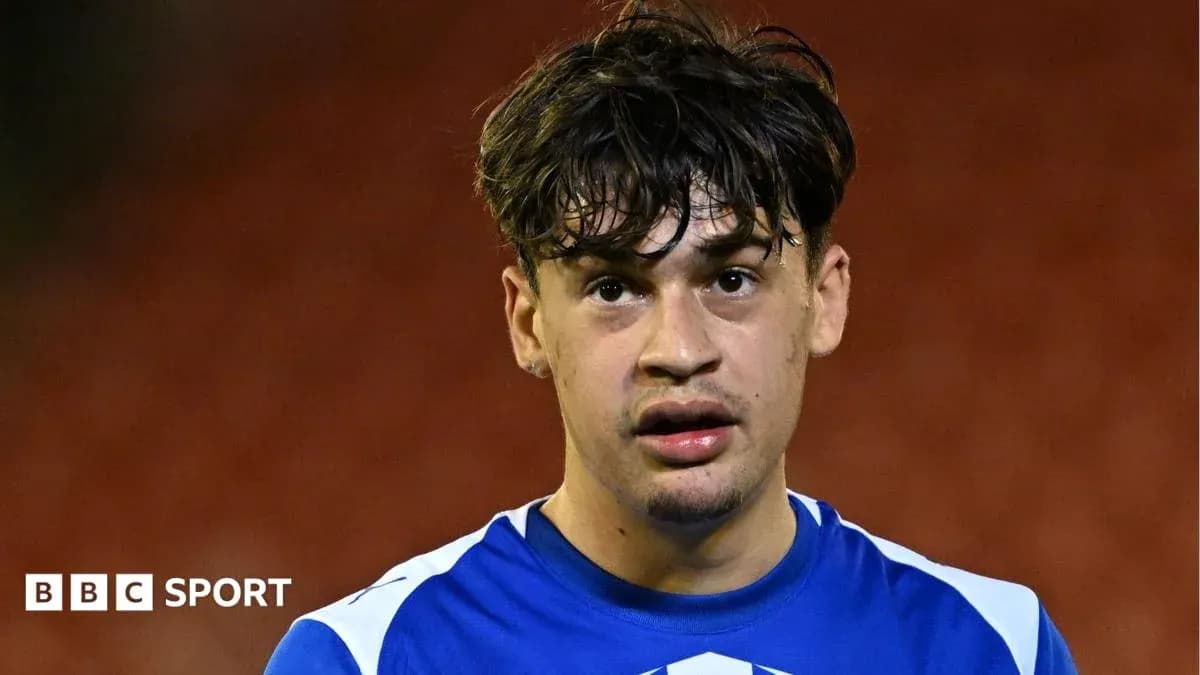 Jugador de fútbol con camiseta azul en el campo