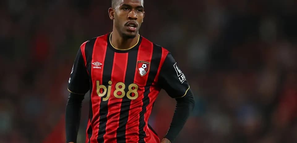 Jugador de Bournemouth en acción durante el partido