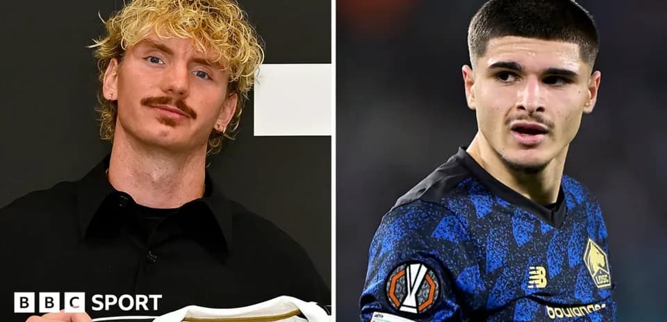 Dos jugadores de fútbol posando para la foto