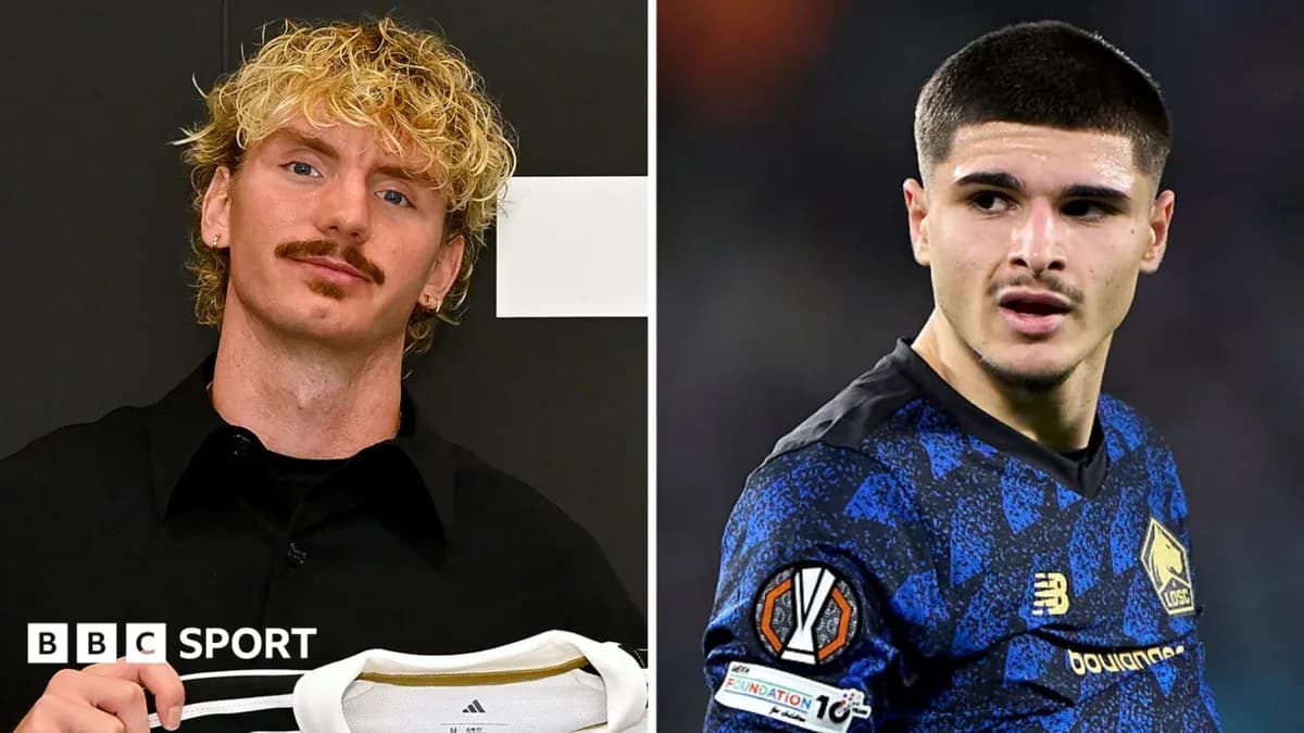 Dos jugadores de fútbol posando para la foto
