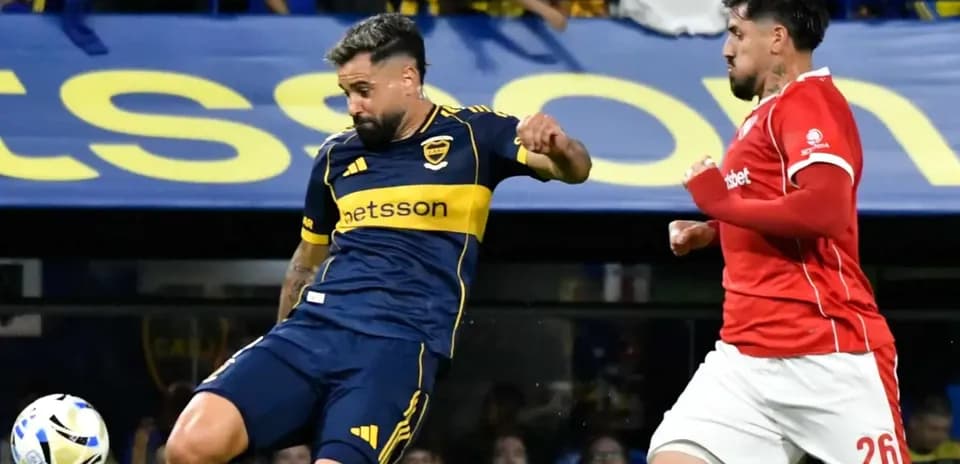Jugador de Boca Juniors driblando a rival de Independiente