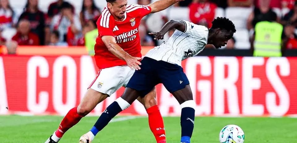 Jugador de Benfica desafiando a rival de Aarhus