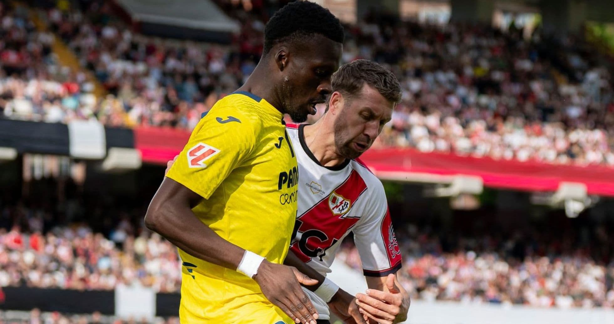 Jugadores de Rayo Vallecano y Villarreal en acción