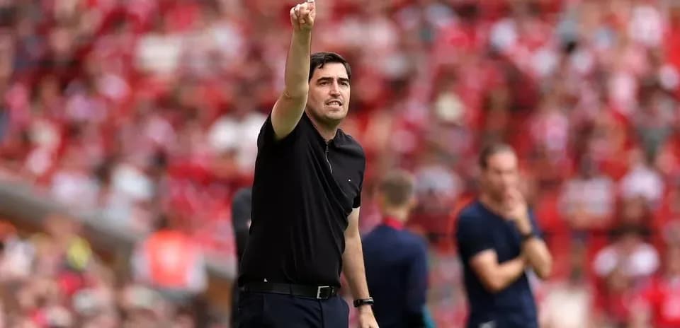 Entrenador dirigiendo desde la línea de banda