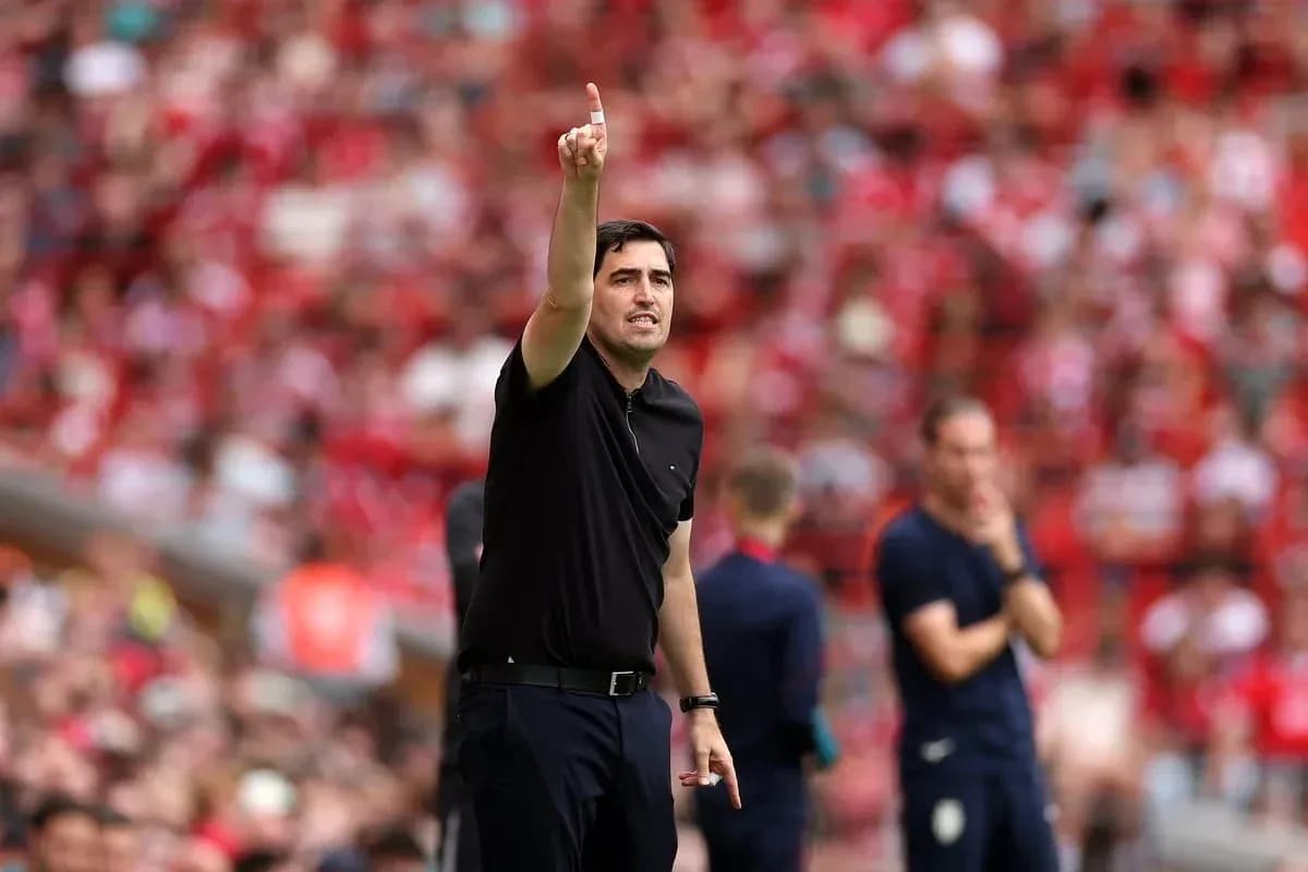 Entrenador dirigiendo desde la línea de banda