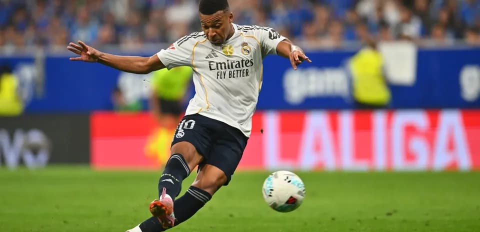 Jugador de Real Madrid chutando el balón
