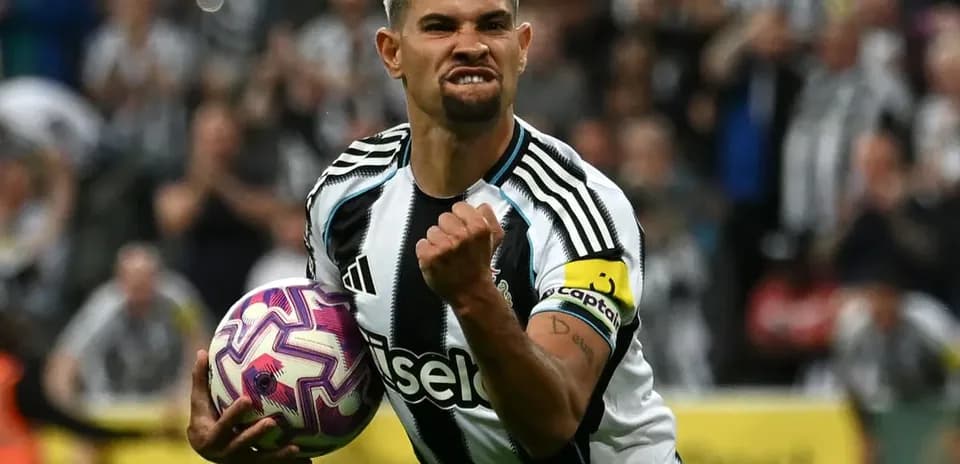 Jugador celebrando con balón en mano durante partido