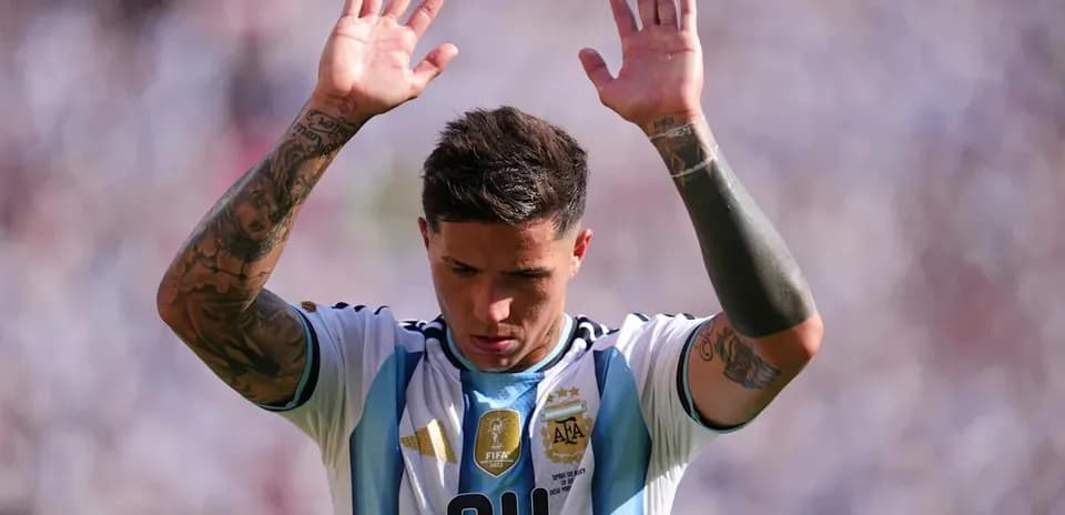 Jugador argentino levantando las manos en el campo