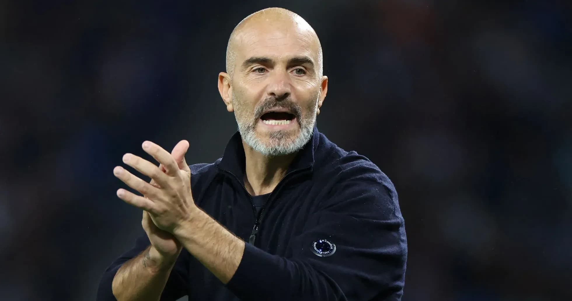 Entrenador aplaudiendo durante el partido