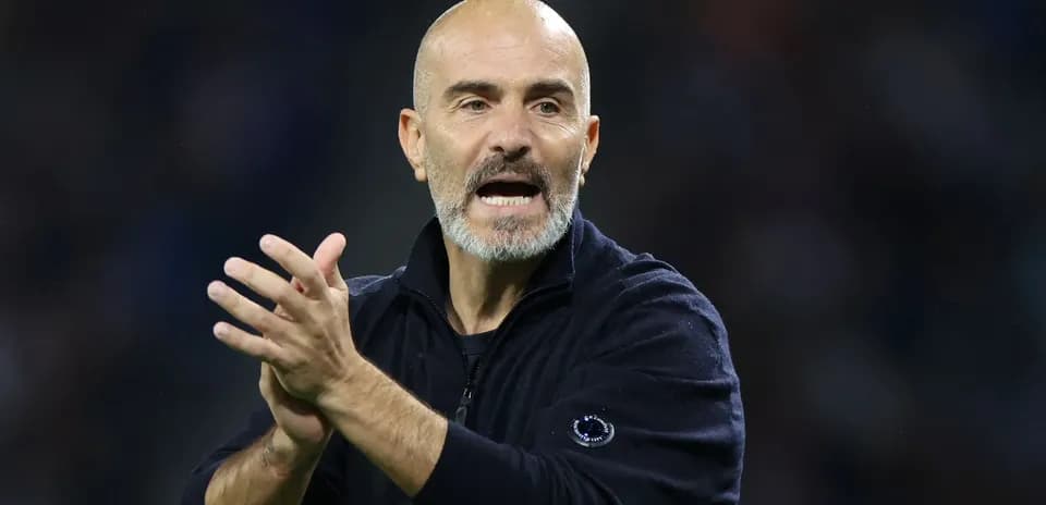 Entrenador aplaudiendo durante el partido