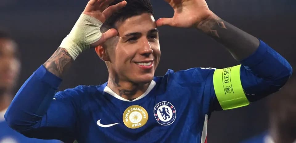 Jugador de Chelsea celebrando con gesto triunfal