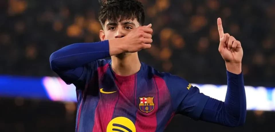 Jugador del FC Barcelona señalando al público durante el partido