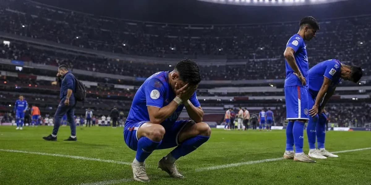 Jugadores de fútbol en el campo tras el partido
