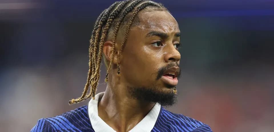 Jugador con trenzas en uniforme deportivo