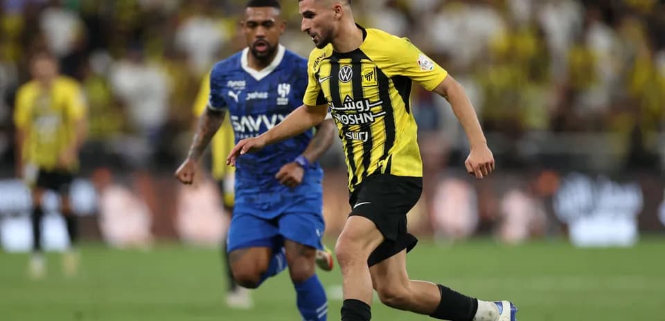 Jugadores de Al Ittihad y Al Hilal en acción