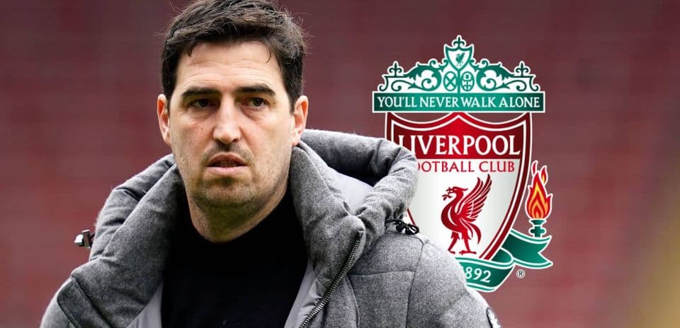 Entrenador de Liverpool frente a logo del club