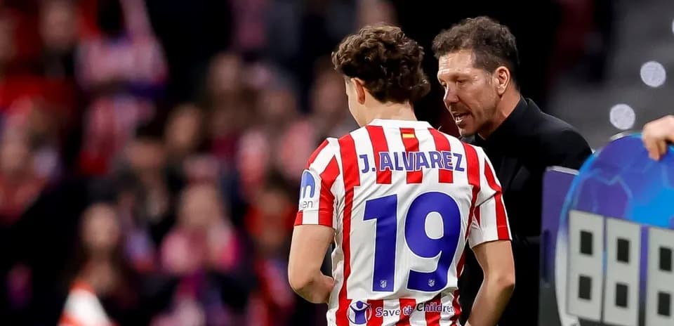 Entrenador hablando con jugador J. Álvarez durante partido