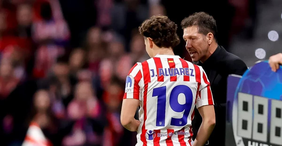 Entrenador hablando con jugador J. Álvarez durante partido