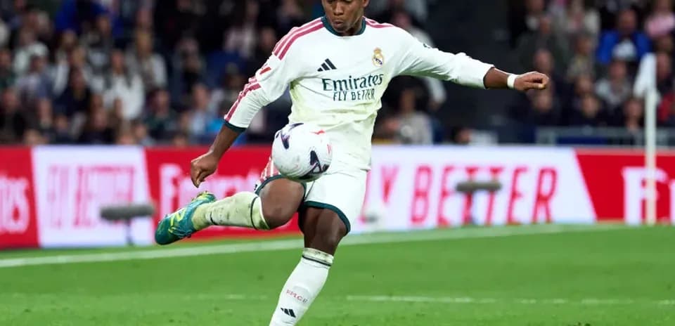 Jugador de Real Madrid realizando un pase en el campo