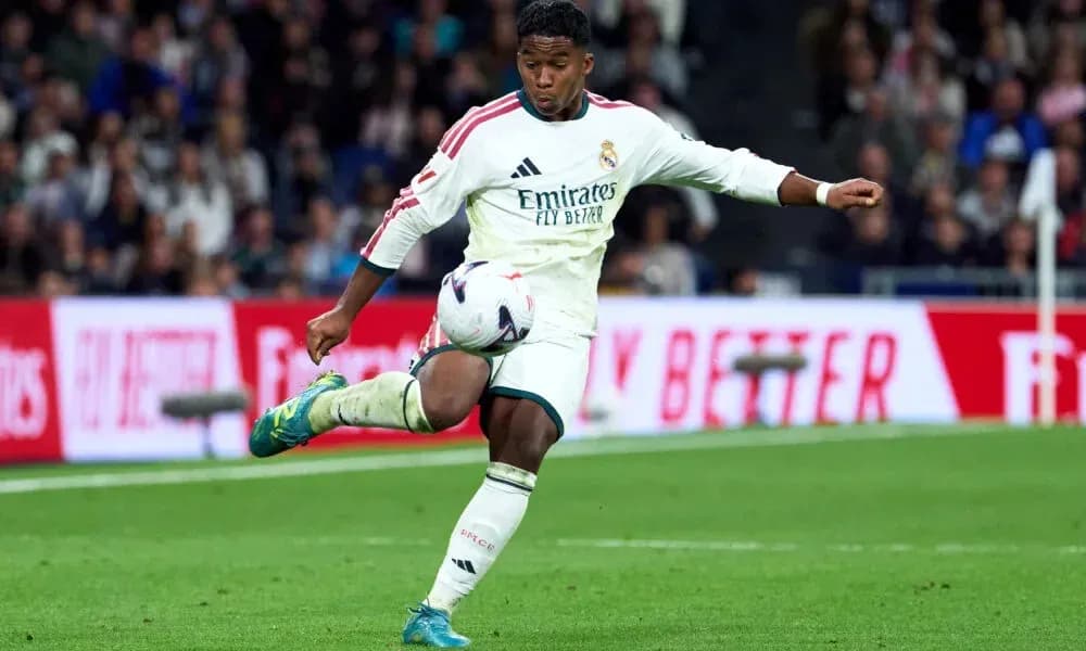 Jugador de Real Madrid realizando un pase en el campo