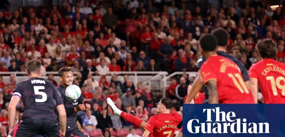 Jugadores luchando por el balón en un partido